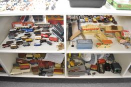 Hornby Dublo, Hornby and similar 00 Gauge, Dublo D1 Signal Cabin in original box, D1 Through Statio