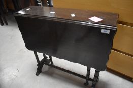 An early 20th Century oak gateleg occasional table , width approx. 61cm