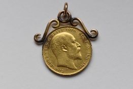An Edward VII 1908 Gold Sovereign With Scroll Mount, Royal Mint, Rev George And Dragon, Total Weight