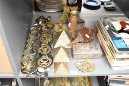 A selection of 19th to 20th-century brass and copper sundry items, to include four sets of