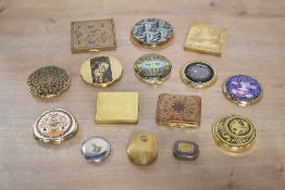 Assorted vintage compacts with an Eastern World influence, to include Stratton Queen Convertible