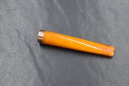 A 9ct gold mounted butterscotch amber cheroot holder, marked 375, 7cm, 5.3g