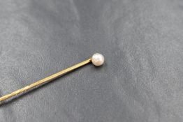 An 18ct gold pin having a split pearl terminal, 1.6g