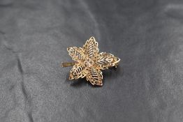 A small 9ct gold leaf brooch of pierced decorative form, approx 2.8g