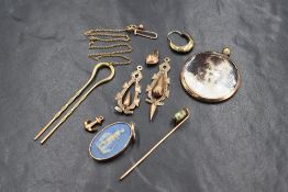 A small selection of yellow metal jewellery oddments including glass locket pendant, Wedgwood