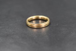 A 14ct gold wedding band having border detail, size K & approx 3.6g