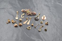 A small selection of broken and oddments of yellow metal jewellery including brooch, collar tack,