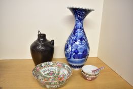 A quantity of 20th-century Chinese porcelain tableware, to include a pair of porcelain Mun Shou