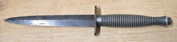 Fairbairn Sykes-style WW2 period Commando fighting knife, double-edged, pointed and blackened 15cm