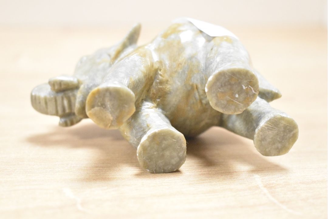 A quantity of 20th-century Oriental carved stone pieces, to include a two small boxes decorated with - Image 5 of 10