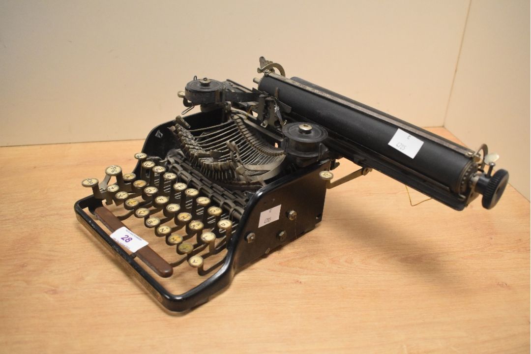 An early 20th-century Italian Juventa Standard portable typewriter, model number 5, featuring a - Image 2 of 3