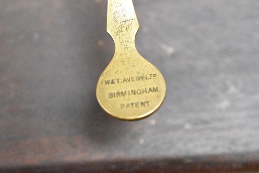 A late 19th-century William and Thomas Avery brass Travelling Apothecary Counter Scale, - Image 3 of 3