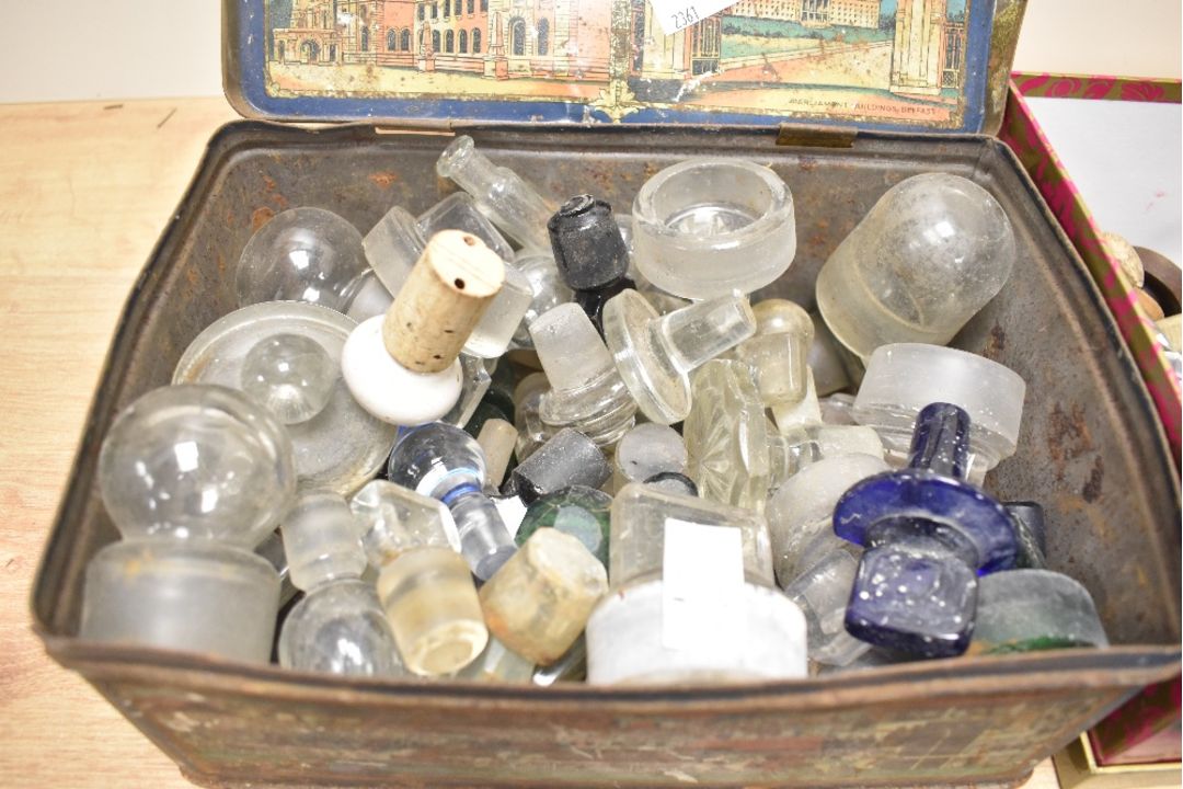 A quantity of 19th to 20th-century bottle stoppers, to include glass, wood, and ceramic examples, (2 - Image 3 of 5