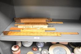 A quantity of 20th-century wooden rulers, to include a Fishermans Rule with an 'honest' and '