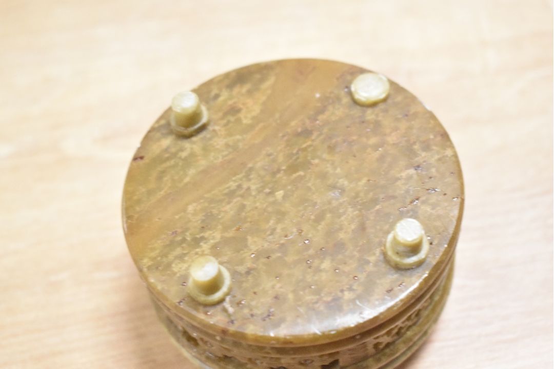 A quantity of 20th-century Oriental carved stone pieces, to include a two small boxes decorated with - Image 7 of 10