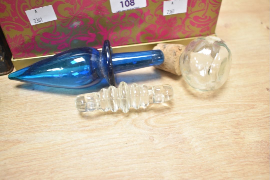 A quantity of 19th to 20th-century bottle stoppers, to include glass, wood, and ceramic examples, (2 - Image 4 of 5