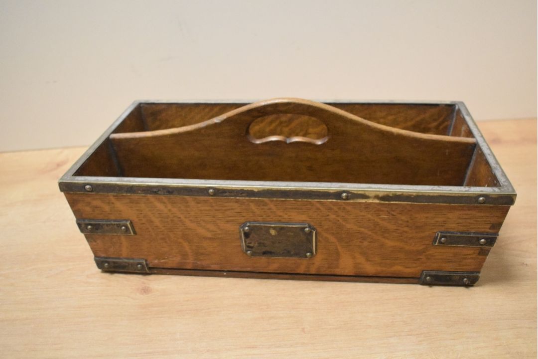 A Victorian oak cutlery caddy with metal hardware, having an initialled front plaque reading ‘KH’ in - Image 2 of 5