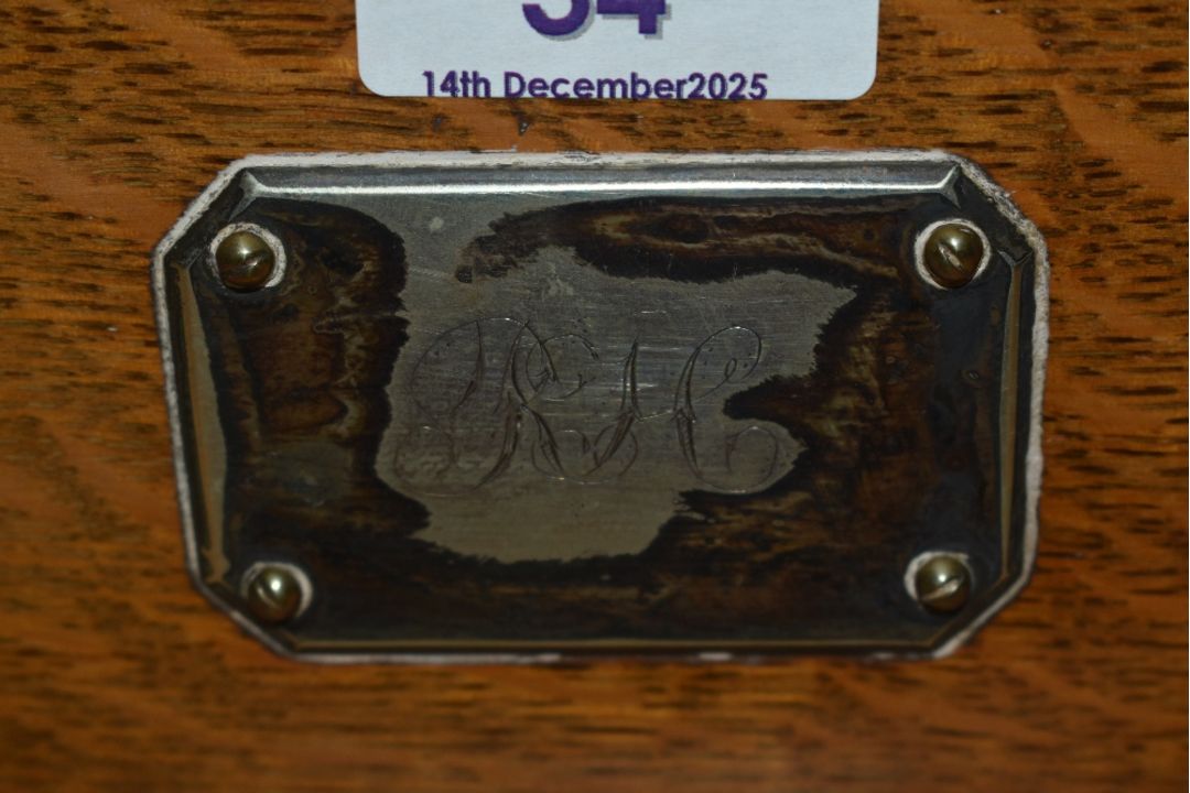 A Victorian oak cutlery caddy with metal hardware, having an initialled front plaque reading ‘KH’ in - Image 5 of 5