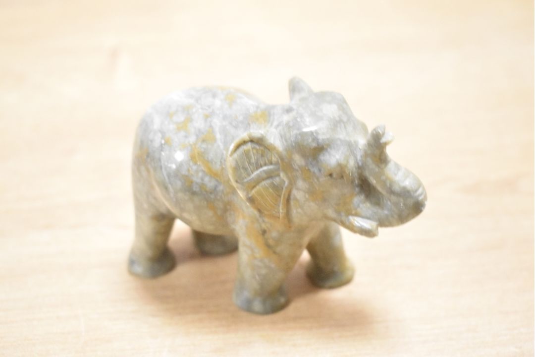 A quantity of 20th-century Oriental carved stone pieces, to include a two small boxes decorated with - Image 4 of 10