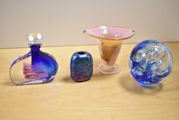 A quantity of contemporary studio art glass, to include a Karlin Rushbrooke scent bottle; small Gozo