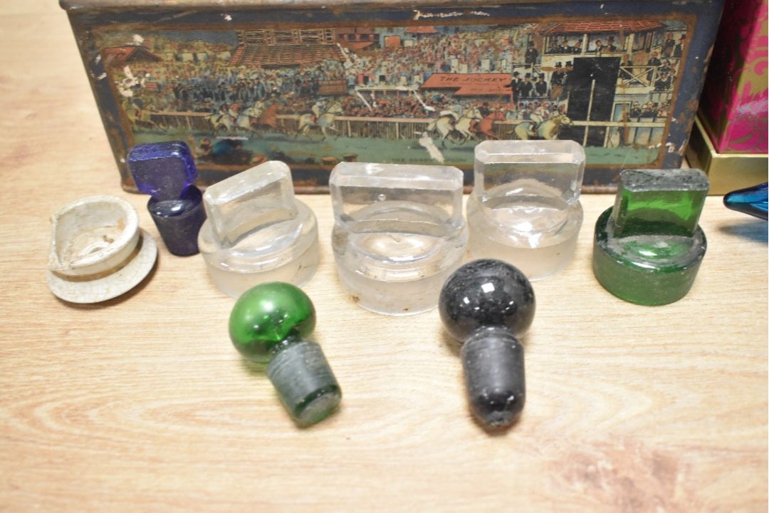 A quantity of 19th to 20th-century bottle stoppers, to include glass, wood, and ceramic examples, (2 - Image 5 of 5