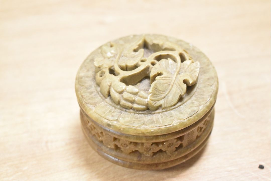 A quantity of 20th-century Oriental carved stone pieces, to include a two small boxes decorated with - Image 6 of 10