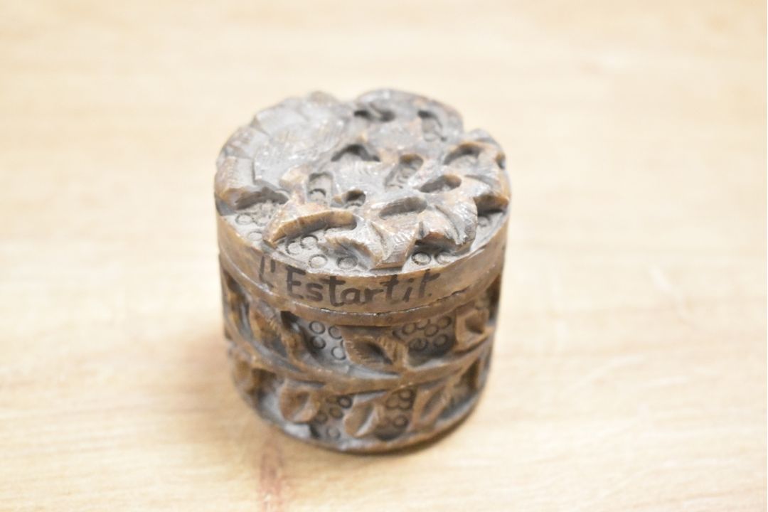 A quantity of 20th-century Oriental carved stone pieces, to include a two small boxes decorated with - Image 8 of 10