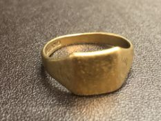 9ct Gold signet ring Weight 3.9g Size V