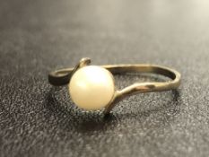 9ct Gold ring set with single pearl Size N
