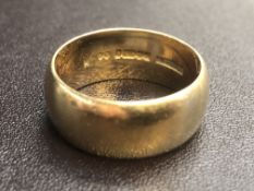 Large 9ct gold wedding band Weight 11.7g Size Z