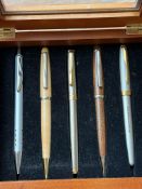 Wooden case of 5 pens