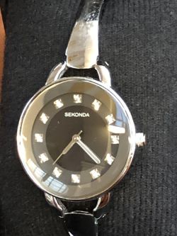 Timed Auction - Jewellery, Watches, Glass, Ceramics & collectables.