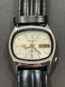 Jewellery, Watches, Glass, Ceramics & collectables.