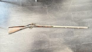 Early 19th-century flintlock fowling piece Long flintlock single-barrel muzzle-loading fowling