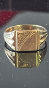 9ct Gold signet ring Size V Weight 5.4g