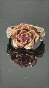 14ct Gold ring in the form of a flower, central ga