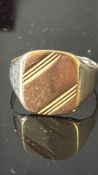 9ct Gold signet ring Weight 2.7g Size R