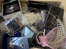 Costume jewellery box over 100 items of good quali
