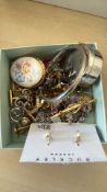 Collection of unsorted jewellery & costume jewelle