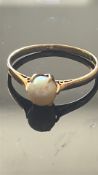 9ct Gold ring set with single pearl Weight 1.7g Si