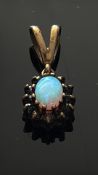 9ct Gold pendant set with opal 1.6g