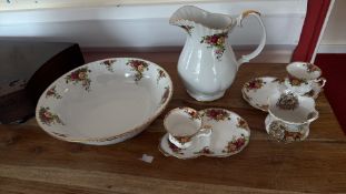 Royal Albert Old Country Roses bone china jug, basin and accessories (6)