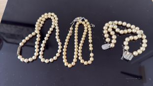 2 Stimulated pearl necklaces & bracelets