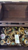 Collection of unsorted vintage costume jewellery i