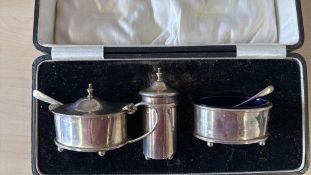 Birmingham 1925 silver cruet set in plush fitted c