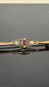 9ct gold Victorian pin brooch set with central gar