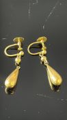 Pair of 9ct gold earrings - 1 with ring missing We