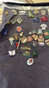 Very large folder of assorted pin brooches, majori