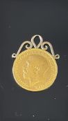 1913 Full sovereign with gold mount Total weight 8