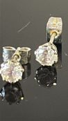 Pair of 9ct white gold stud earrings Weight 1g